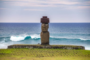 Moais 'ler gün batımında Tahai' de, Rapa Nui, Paskalya Adası. Yüksek kalite fotoğraf