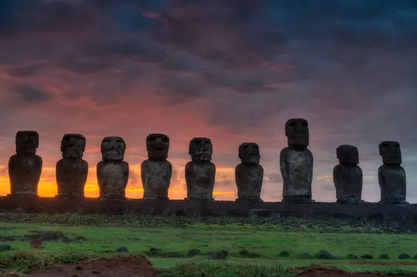 Gün Doğumunda Tongariki Moais Rapa Nui Paskalya Adası Yüksek Kalite — Stok fotoğraf
