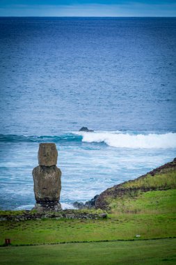 Moais 'ler gün batımında Tahai' de, Rapa Nui, Paskalya Adası. Yüksek kalite fotoğraf