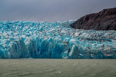 Torres del Paine Ulusal Parkı 'ndaki gri buzulda, Şili Patagonya' da. Yüksek kalite fotoğraf
