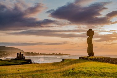 Moais 'ler gün batımında Tahai' de, Rapa Nui, Paskalya Adası. Yüksek kalite fotoğraf