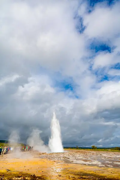 Θεαματική Θερμοπίδακας Δράση Στην Ισλανδία Υψηλής Ποιότητας Φωτογραφία Royalty Free Φωτογραφίες Αρχείου