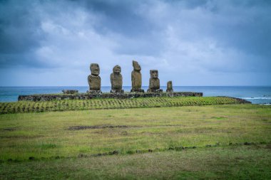 Tahai 'de moais, Rapa Nui, Paskalya Adası. Yüksek kalite fotoğraf