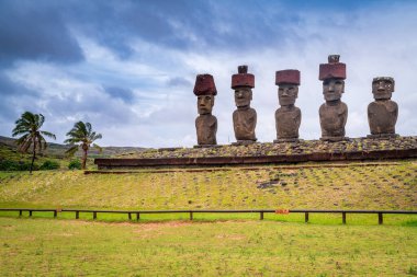 Anakena sahilinde moais, Rapa Nui, Paskalya Adası 'nda. Yüksek kalite fotoğraf