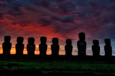 Gün doğumunda Tongariki 'de moais, Rapa Nui, Paskalya Adası. Yüksek kalite fotoğraf