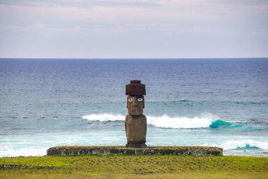 Tahai, Rapa Nui, Paskalya Adası 'nda okyanusun önünde moais. Yüksek kalite fotoğraf