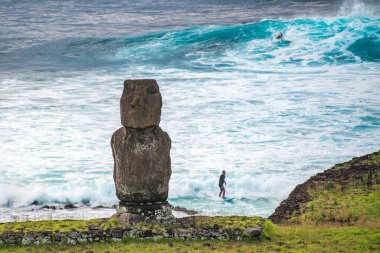 Tahai, Rapa Nui, Paskalya Adası 'nda okyanusun önünde moais. Yüksek kalite fotoğraf