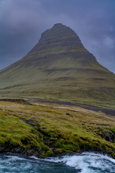 İzlanda 'daki muhteşem Seljalandsfoss şelalesi. Yüksek kalite fotoğraf