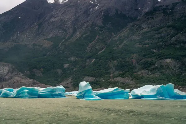 Torres del Paine Ulusal Parkı 'ndaki gri buzulda, Şili Patagonya' da. Yüksek kalite fotoğraf