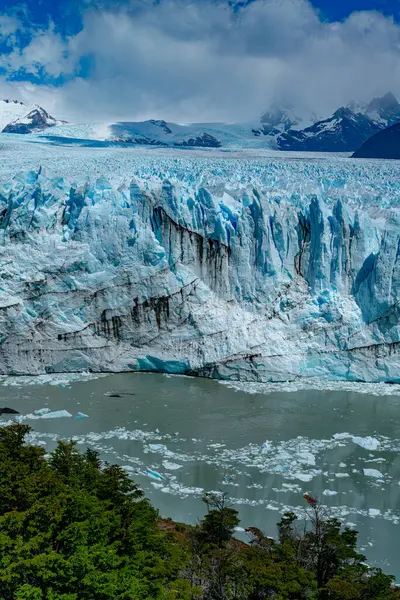 Perito Moreno 'nun Pampa Arjantin' deki buzul manzarası. Yüksek kalite fotoğraf