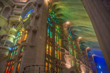 Barcelona 'daki Sagrada Familia tapınağının içinde. Yüksek kalite fotoğraf