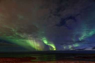 İzlanda 'da denizin üzerinde Aurora Borealis. Yüksek kalite fotoğraf