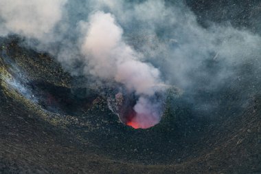 Stromboli adasındaki patlayan volkandan çıkan duman. Yüksek kalite fotoğraf