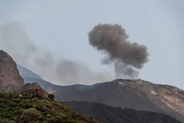 Stromboli adasındaki patlayan volkandan çıkan duman. Yüksek kalite fotoğraf