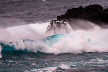 Pasifik Okyanusu 'ndaki azgın dalgalar. Yüksek kalite fotoğraf