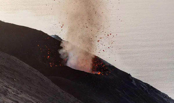 Stromboli adasındaki patlayan volkandan çıkan duman. Yüksek kalite fotoğraf