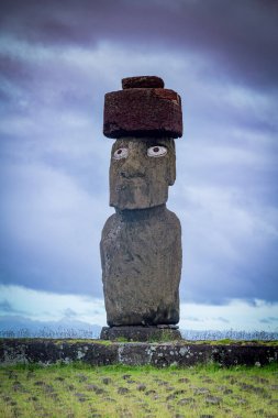 Moais 'ler gün batımında Tahai' de, Rapa Nui, Paskalya Adası. Yüksek kalite fotoğraf