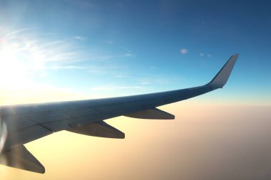 Gökyüzünde uçak kanadı