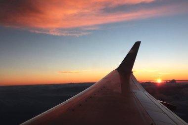 Gökyüzünde uçak kanadı