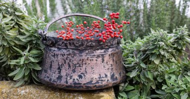 Eski bir bakır kazan ya da kazan, büyük bir tencere kulplu, açık ateşte pişirmek ya da kaynatmak için kullanılır.