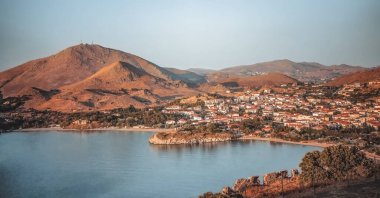 Kuzey Ege Denizi yaz tatilinde, Lemnos veya Limnos Yunan adasındaki Bizans Ortaçağ Kalesi 'nden görüntü.