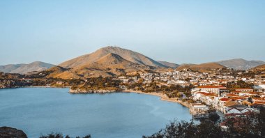 Kuzey Ege Denizi yaz tatilinde, Lemnos veya Limnos Yunan adasındaki Bizans Ortaçağ Kalesi 'nden görüntü.