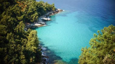 Yaz tatili Thasos 'taki Aliki sahilinin tiquaz suyunda ya da Ege Denizi' ndeki Thassos Yunan adasında.
