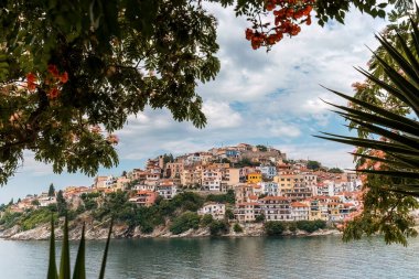 Makedonya 'nın doğusundaki Kavala kenti ana limanı Yunanistan Kale duvarlarına panoramik manzara.