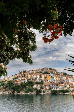 Makedonya 'nın doğusundaki Kavala kenti ana limanı Yunanistan Kale duvarlarına panoramik manzara.