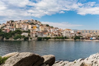 Makedonya 'nın doğusundaki Kavala kenti ana limanı Yunanistan Kale duvarlarına panoramik manzara.