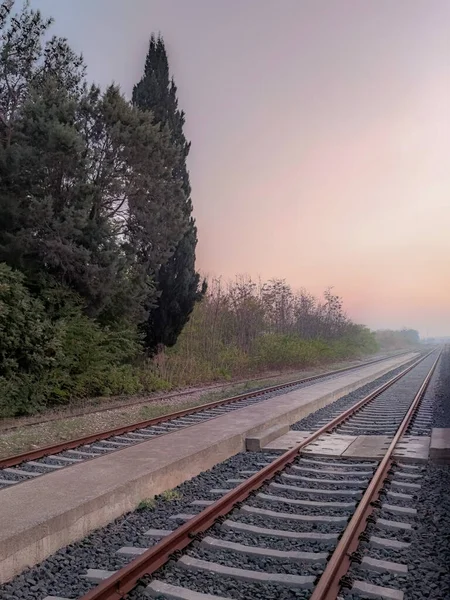 Schöne Landschaft Mit Eisenbahn Oder Eisenbahnperspektive Nebel Bei Sonnenuntergang — Stockfoto