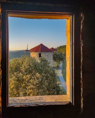 Melia köyü yakınlarındaki Terk Edilmiş Antik Yunan yel değirmenleri Yunanistan.