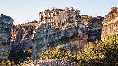 Kalambaka köyü yakınlarındaki eşsiz Kutsal Meteora Manastırları Yunanistan alternatif turizmi .