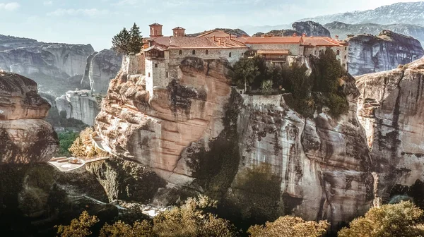 Kalambaka köyü yakınlarındaki eşsiz Kutsal Meteora Manastırları Yunanistan alternatif turizmi .