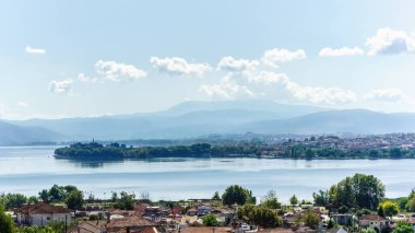 Şehir ve İoannina Gölü veya Pamvotida Gölü 'nün panoramik manzarası Epirus Yunanistan' ın varış noktası.