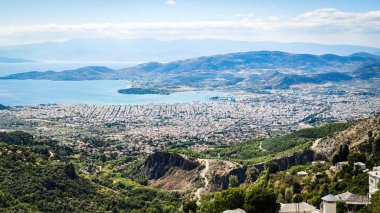 Pelio dağından Volos kenti Thessaly Yunanistan limanına kadar panoramik manzara.
