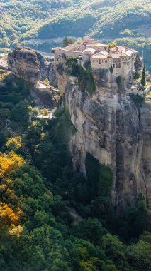 Kalambaka köyü yakınlarındaki eşsiz Kutsal Meteora Manastırı Yunanistan hac yolculuğu.