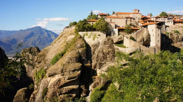 Kalambaka köyü yakınlarındaki eşsiz Kutsal Meteora Manastırı Yunanistan hac yolculuğu.