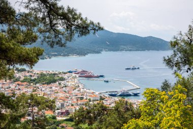 Kuzey Ege Denizi 'ndeki Limenas başkenti ve Thasos limanı veya Thassos Yunan adasının panoramik manzarası.