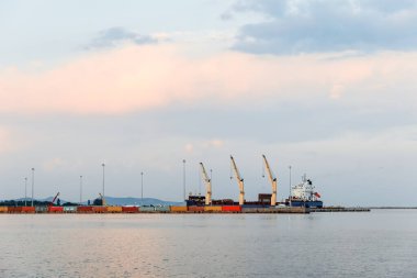 Kuzey Yunanistan, Doğu Makedonya ve Trakya 'nın kuzeyindeki Evros bölgesinin Dedeağaç liman başkentinin gün batımı manzarası, 3.7.2023.