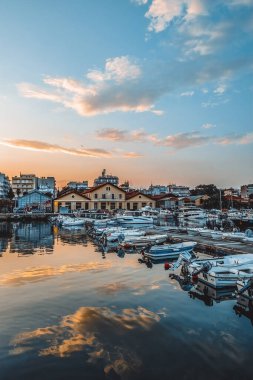 Evros bölgesinin başkenti Kuzey Yunanistan, Doğu Makedonya ve Trakya 'nın gece görüş ve yansıması, 3.7.2023.