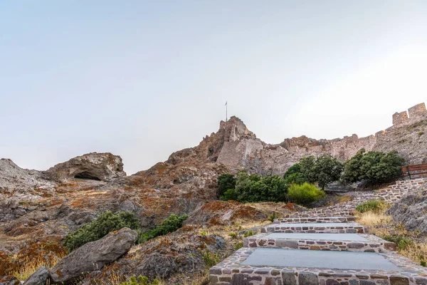 Kuzey Ege Denizi yaz tatilinde, Lemnos veya Limnos Yunan adasındaki Bizans Ortaçağ Kalesi 'nden görüntü.