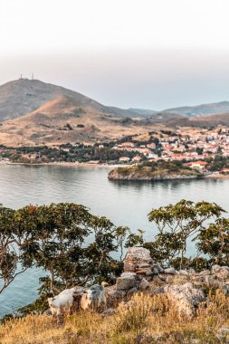 Kuzey Ege Denizi yaz tatilinde, Lemnos veya Limnos Yunan adasındaki Bizans Ortaçağ Kalesi 'nden görüntü.