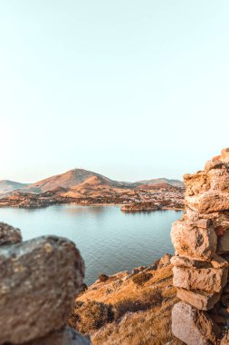 Kuzey Ege Denizi yaz tatilinde, Lemnos veya Limnos Yunan adasındaki Bizans Ortaçağ Kalesi 'nden görüntü.