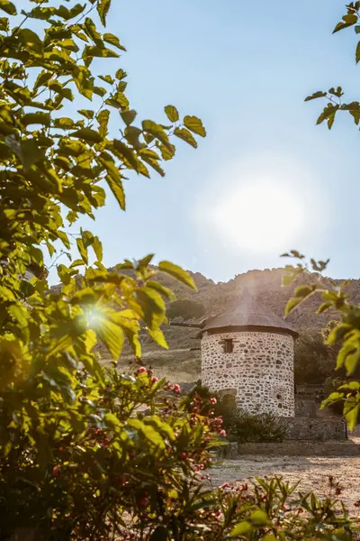 Kontias köyü yakınlarındaki geleneksel yel değirmenleri Lemnos Adası Yunanistan Ege Denizi ve panoramik manzara.