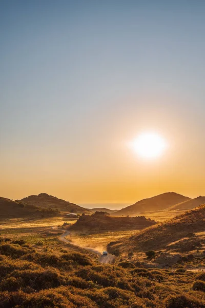 Ege Denizi Lemnos ya da Limnos Adası Yunanistan 'a romantik gün batımı manzarası, yaz tatili beldesi, araba tozu ışığı.