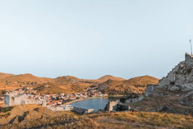 Lemnos veya Limnos Yunan adasının kuzey Ege Denizi 'ndeki Bizans Ortaçağ Kalesinden panoramik manzara.