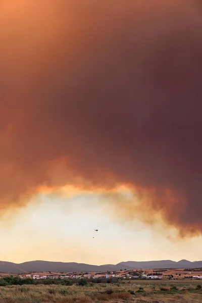 アレクサンドロポリスエブロスギリシャの荒廃した山火事 環境災害 煙が空を覆った — ストック写真