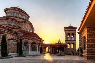 Kutsal Meryem Yurdu Manastırı (Panagia Evrou) Ortodoks Manastırı, Makri Evros Yunanistan, Bizans tarzı katolik kilise, günbatımı renkleri.