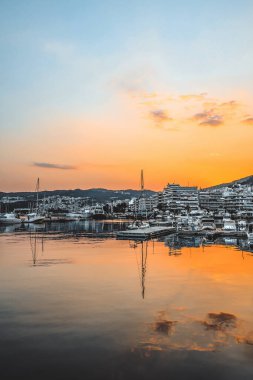 Makedonya 'nın doğusundaki Kavala kentinin başlıca turistik limanı, su yansıması, günbatımı renkleri .